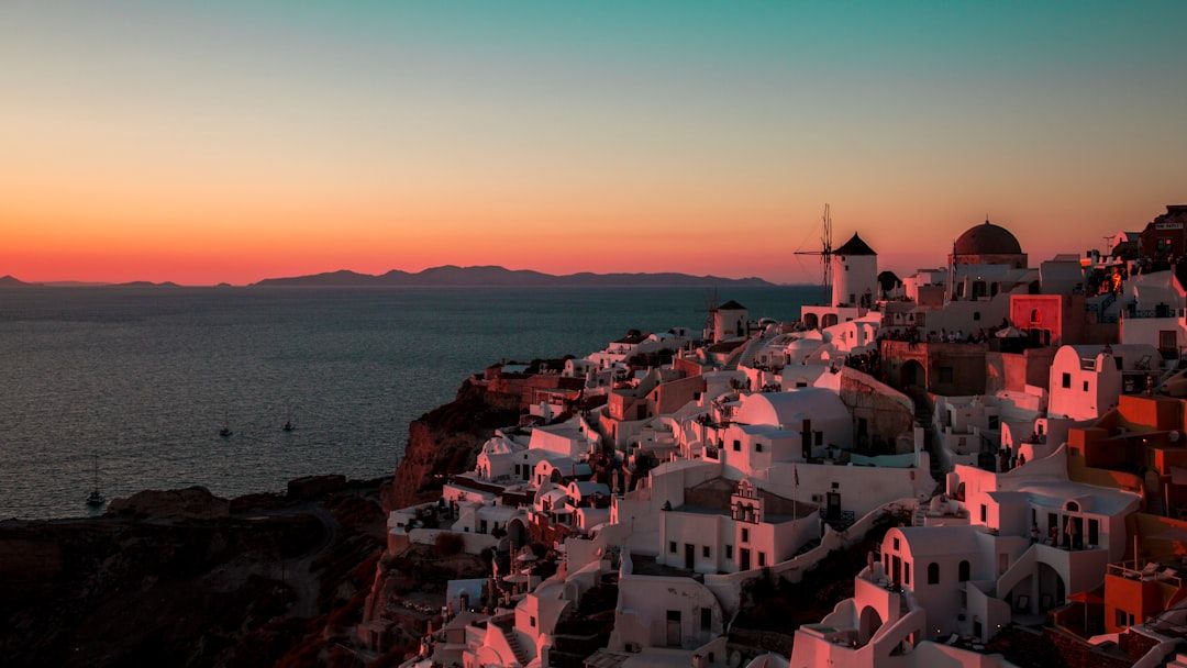 The sunset problem in Santorini
